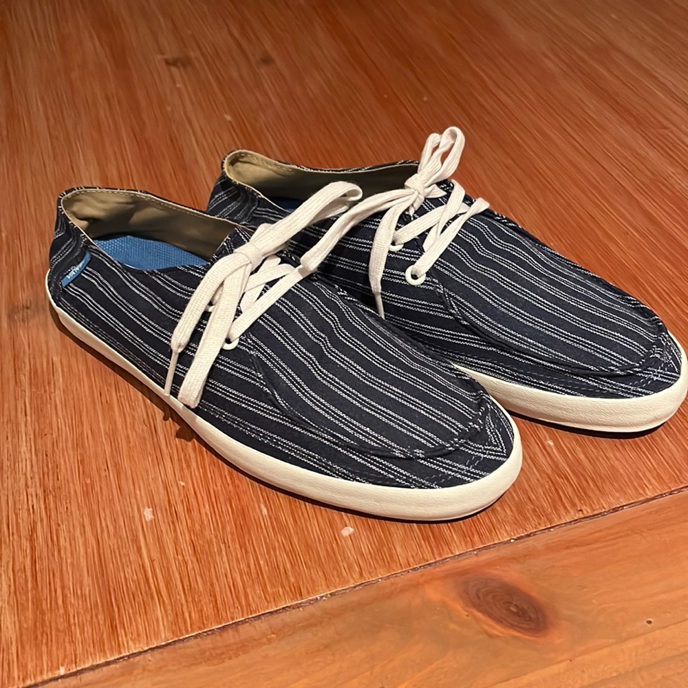 Hardly worn light weight canvas lace Vans sneaker.
